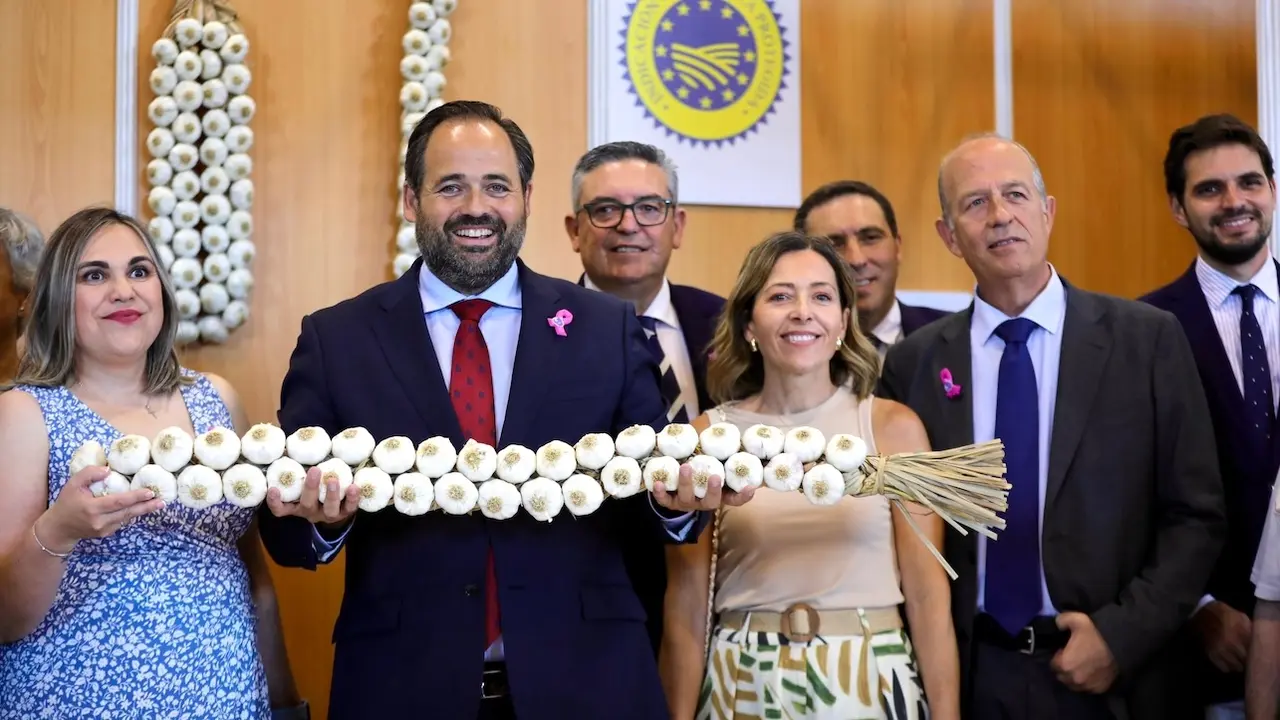 El presidente del PP de Castilla-La Mancha, Paco Núñez, ha participado en la inauguración de la L Feria Internacional del Ajo de Las Pedroñeras (Cuenca)