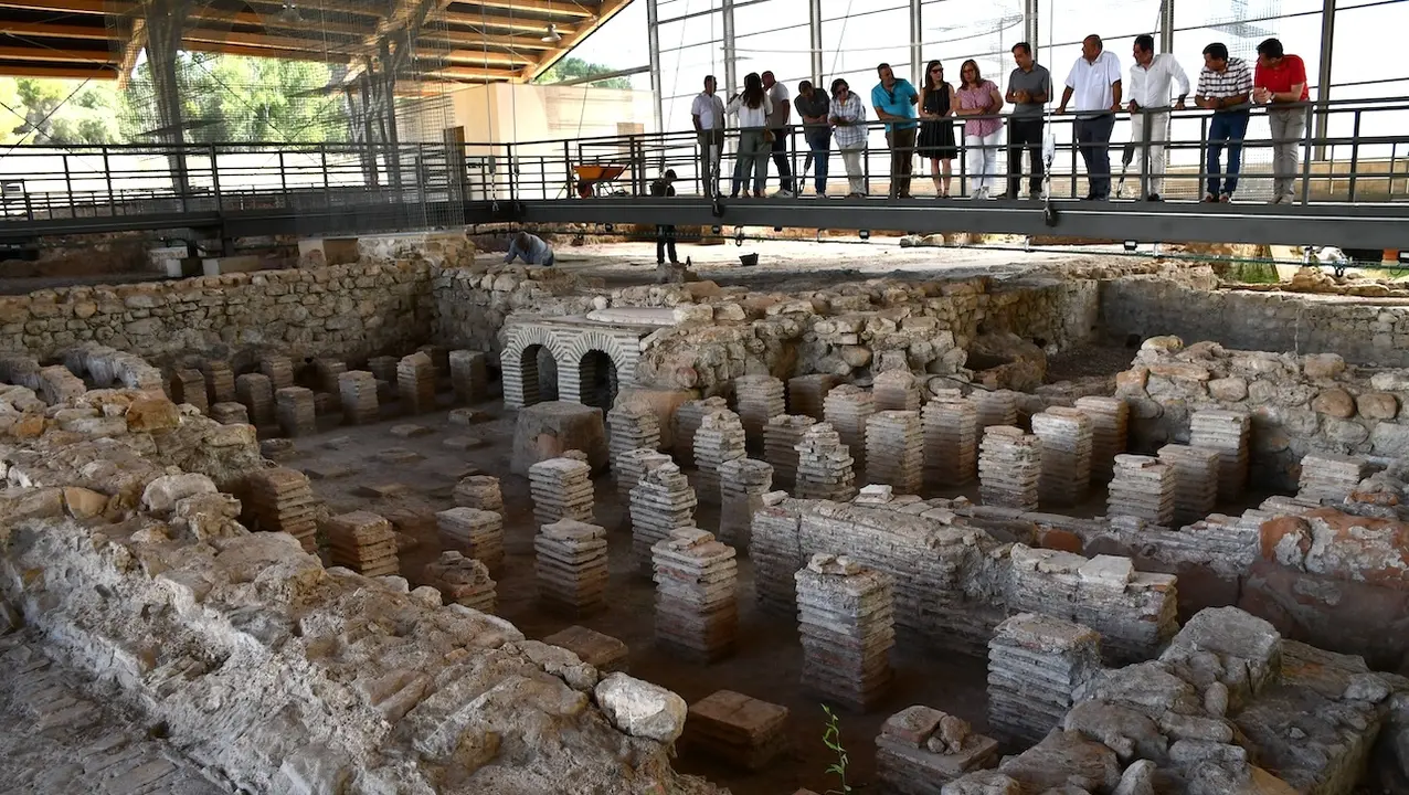 El vicepresidente primero del Gobierno regional, José Luis Martínez Guijarro, visita, en Villar de Domingo García (Cuenca), la campaña de excavaciones en el yacimiento romano de Noheda