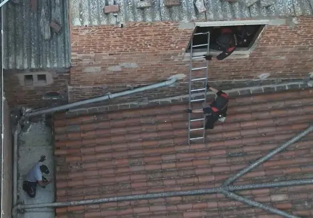 VIDEO. Unos narcos escapan por el tejado y los persiguen con drones hasta detenerlos