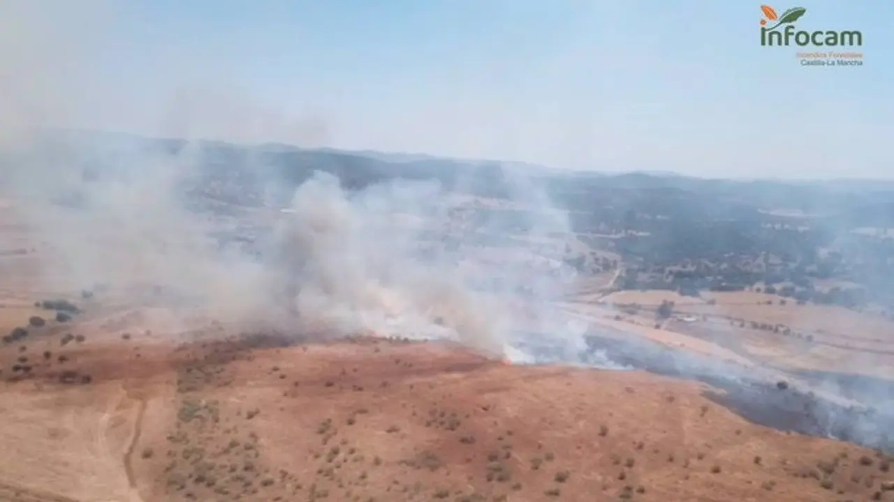 Desalojadas varias fincas por un incendio en Almadén, que ya está controlado