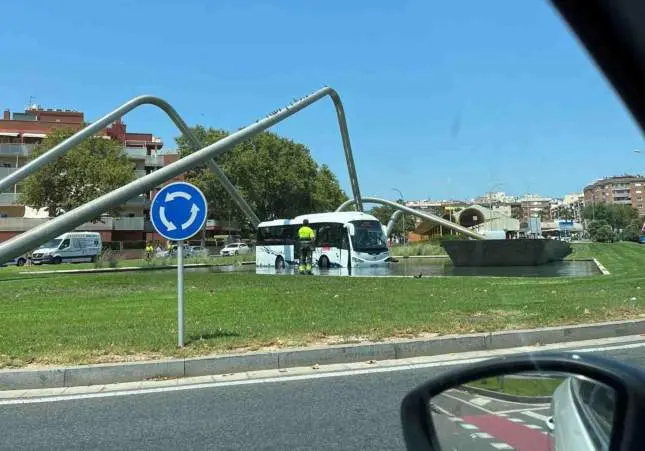 VIDEO. Grave accidente de autobús: pierde el control y acaba en un lago artificial