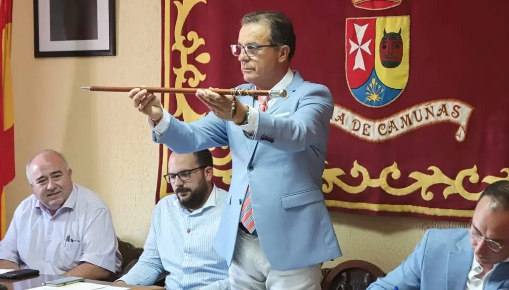 En la imagen de archivo el actual alcalde de Camuñas, Fernando Gallego Vega (PP), durante su toma de posesión con el bastón de mando