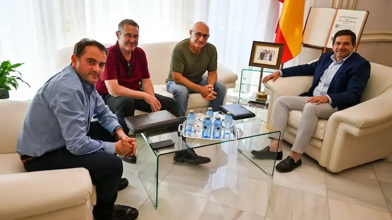 Una delegación de la Mancomunidad de Aguas del Campo de Calatrava, encabezada por su presidente, ha sido recibida por Miguel Ángel Valverde