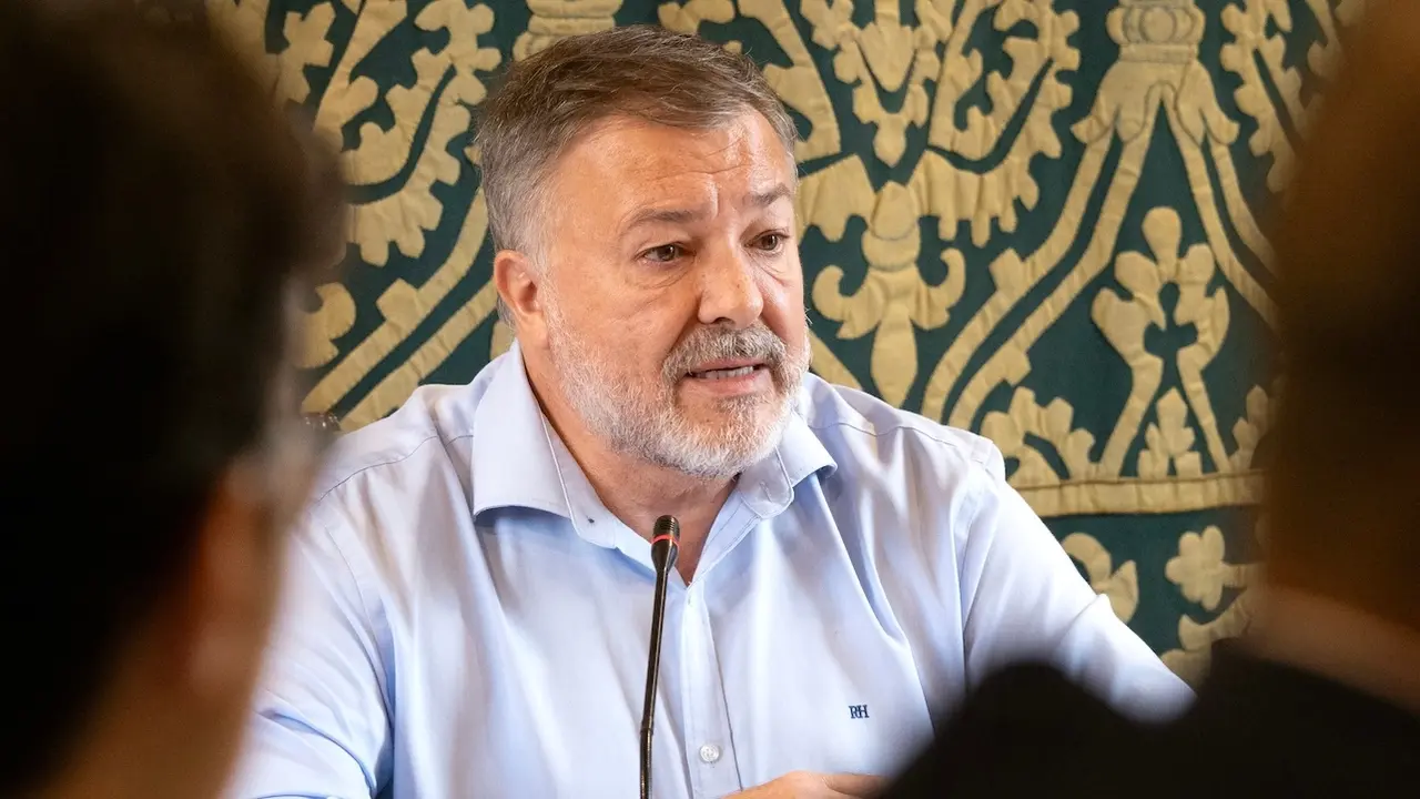 El alcalde de Cuenca, Darío Dolz, participa en el Debate sobre el Estado de la Ciudad celebrado este lunes en el Ayuntamiento de Cuenca - EFE / Álvaro del Olmo