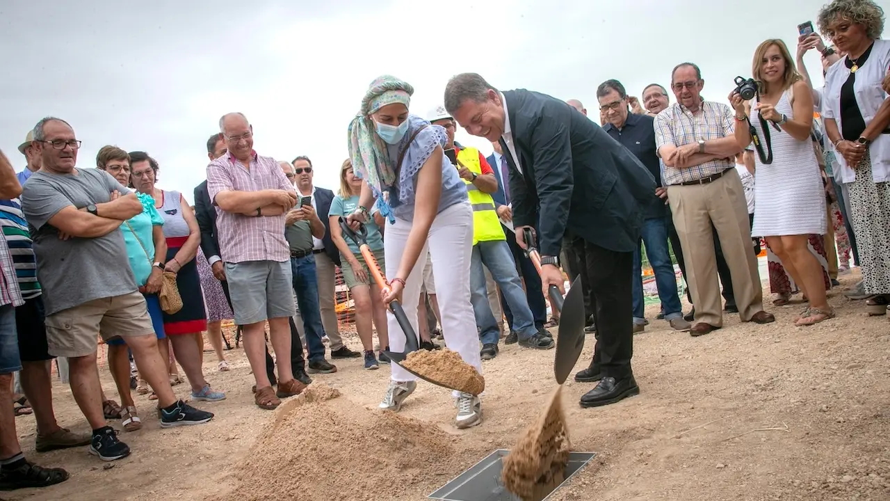 El presidente de Castilla-La Mancha, Emiliano García-Page, ha colocado en Horcajo de Santiago (Cuenca), la primera piedra del nuevo centro de salud