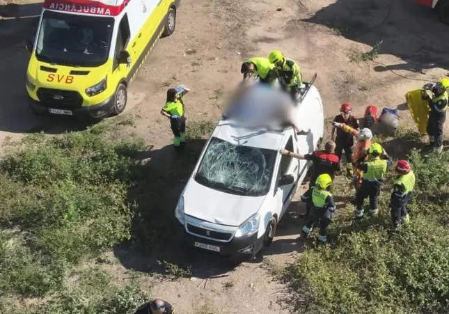 Un conductor sin carné atropella a un ciclista y lo lleva en la baca de la furgoneta