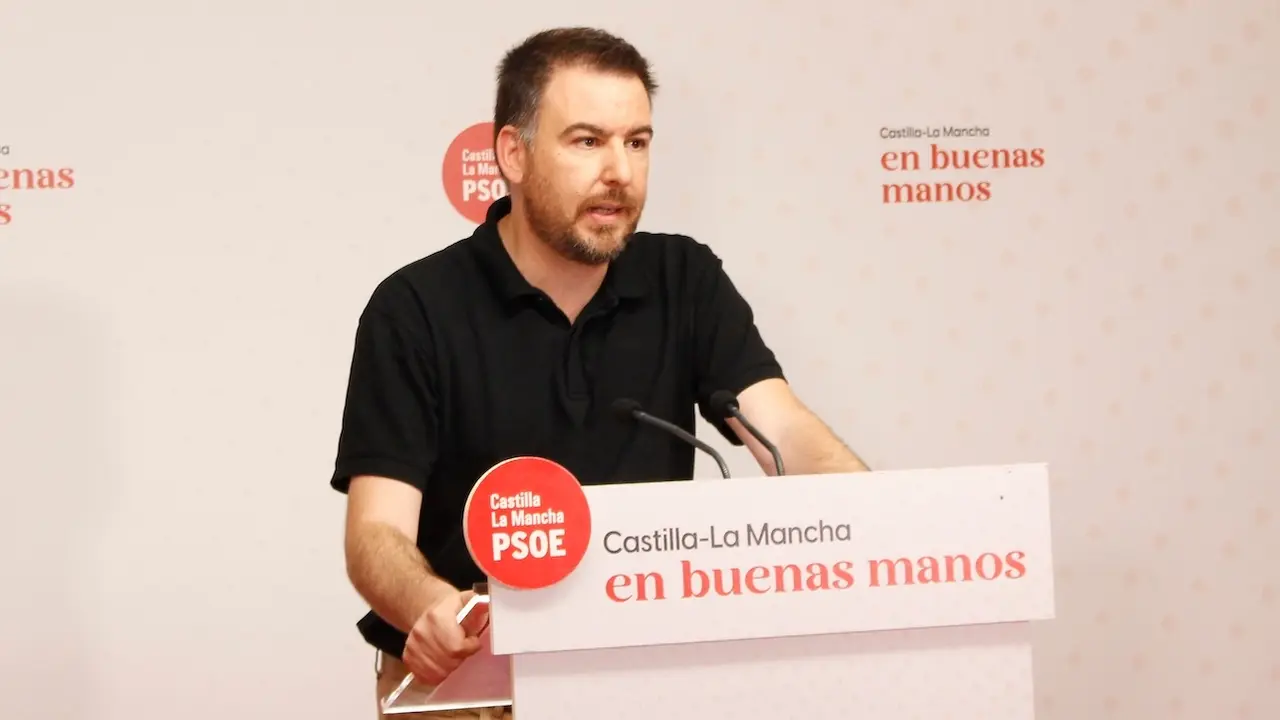 El diputado del PSOE en las Cortes de Castilla-La Mancha, Antonio Sánchez Requena, durante la rueda de prensa que ha ofrecido en la sede de los socialistas en Toledo