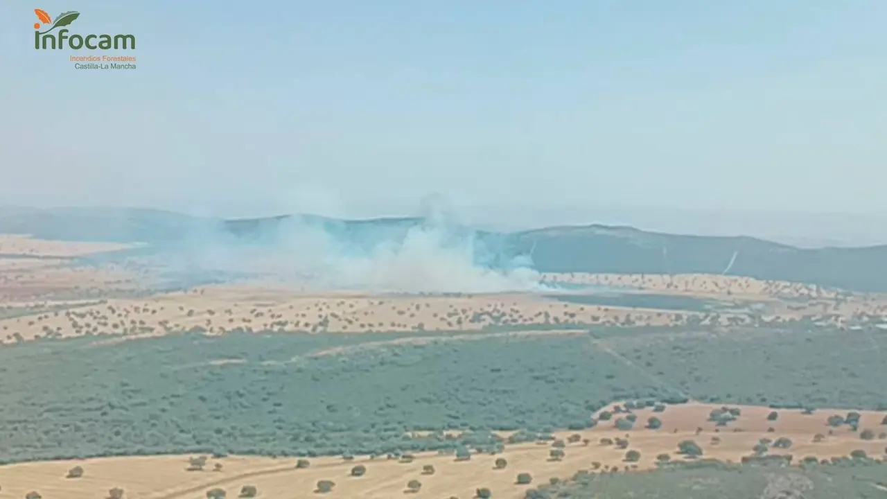Medios aéreos y terrestres trabajan en un incendio en Cabezarados (Ciudad Real), que está en nivel 1