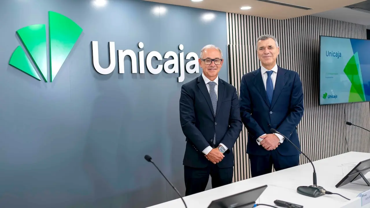 De izquierda a derecha, aparecen el CEO de Unicaja Banco, Isidro Rubiales, y el director general de Finanzas, Pablo González