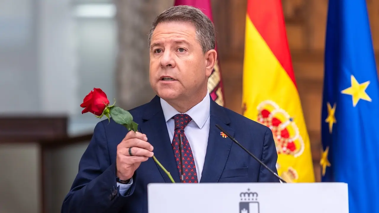 El presidente de Castilla-La Mancha, Emiliano García-Page, durante la declaración institucional que ha ofrecido en el Palacio de Fuensalida de Toledo tras el acuerdo entre el PSC y ERC - EFE/Ángeles Visdómine