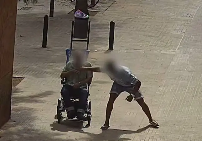 VIDEO Asaltan a un hombre en silla de ruedas y le arrancan una cadena de oro