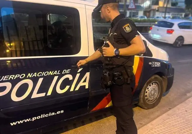 Cosen a cuchilladas a un chico de 28 años atacado por la espalda en un parque, policía nacional, agente,