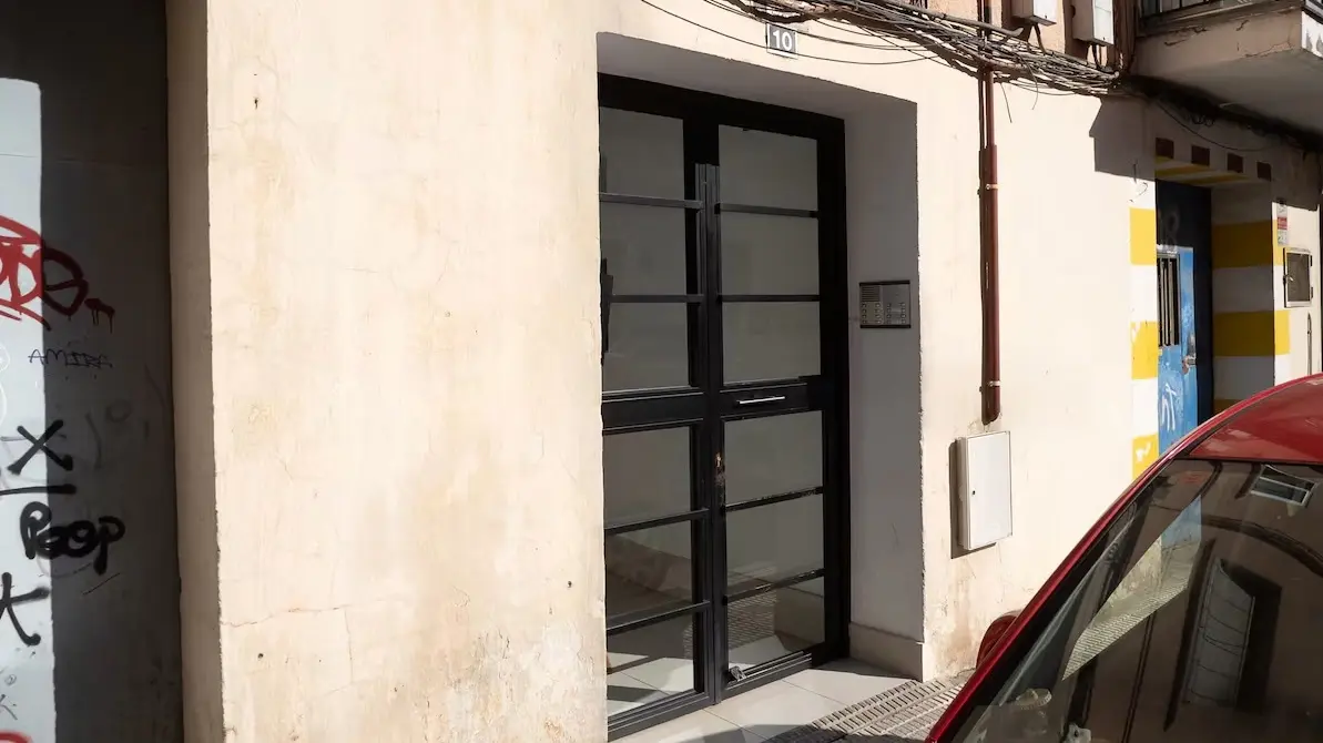 Vista de la vivienda en la que una mujer de 57 años ha fallecido poco antes de esta medianoche tras ser agredida con un cuchillo, a la altura del cuello, en un domicilio de la calle Santa Ana de Cuenca - EFE/Álvaro del Olmo