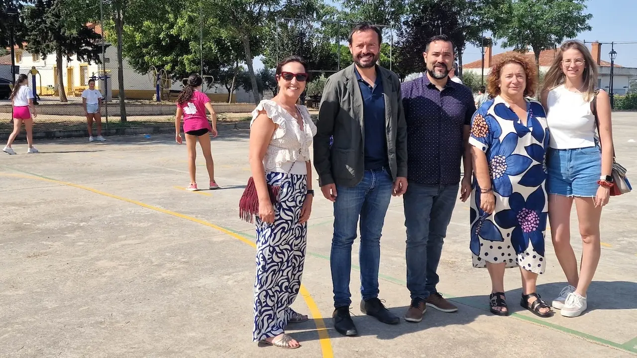 El delegado de la Junta en Guadalajara, José Luis Escudero, en la visita cursada al campamento de verano que se está desarrollando en Mohernando y financiado a través del Plan Corresponsables