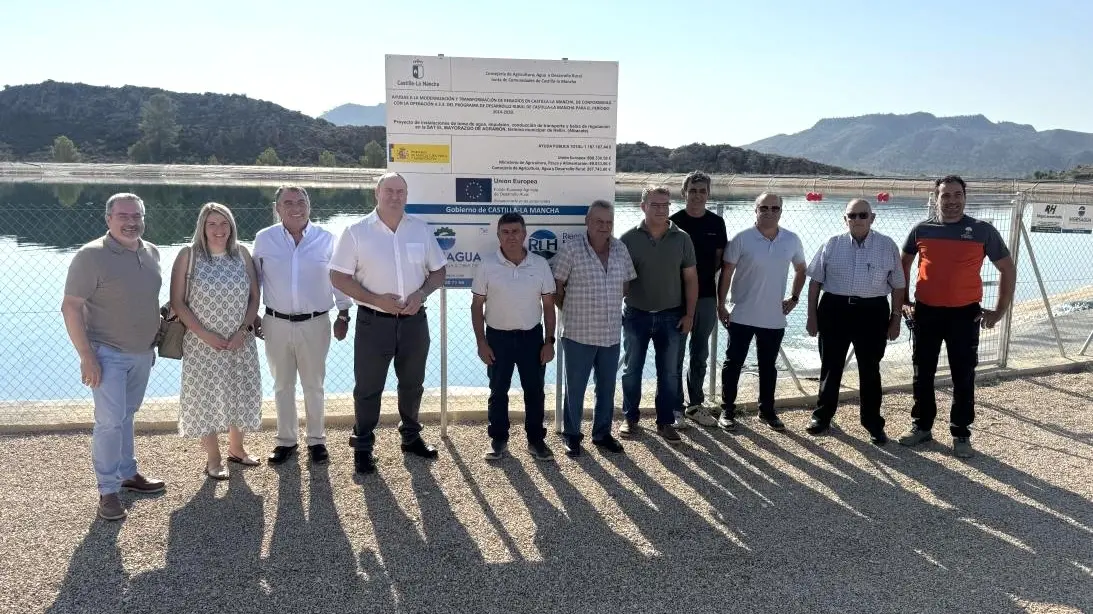El consejero de Agricultura, Ganadería y Desarrollo Rural de Castilla-La Mancha, Julián Martínez Lizán, durante la visita que ha realizado a la Comunidad de Regantes La Horca-Agramón
