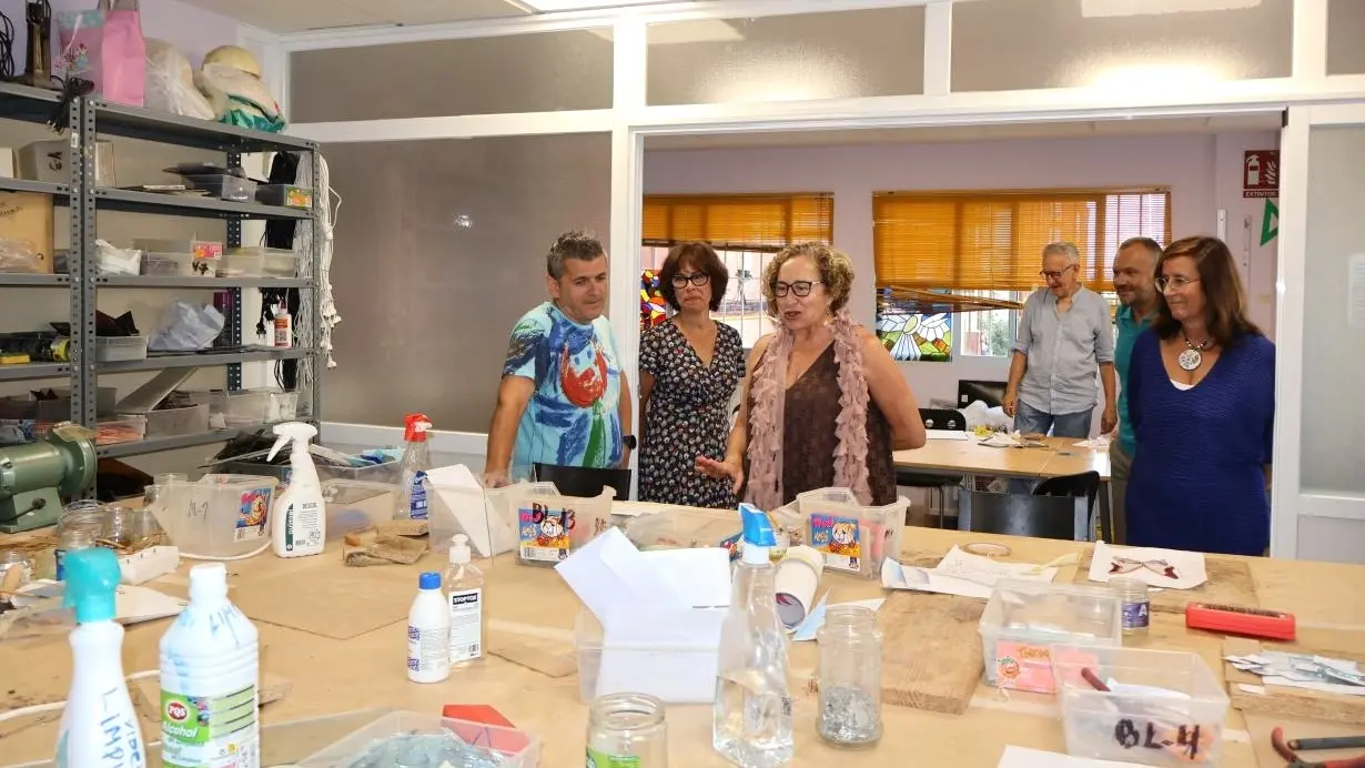 La directora general de Humanización y Atención Sociosanitaria, María Teresa Marín, en su visita a la Asociación Pro-Salud Mental ‘Vivir’ de Cuenca