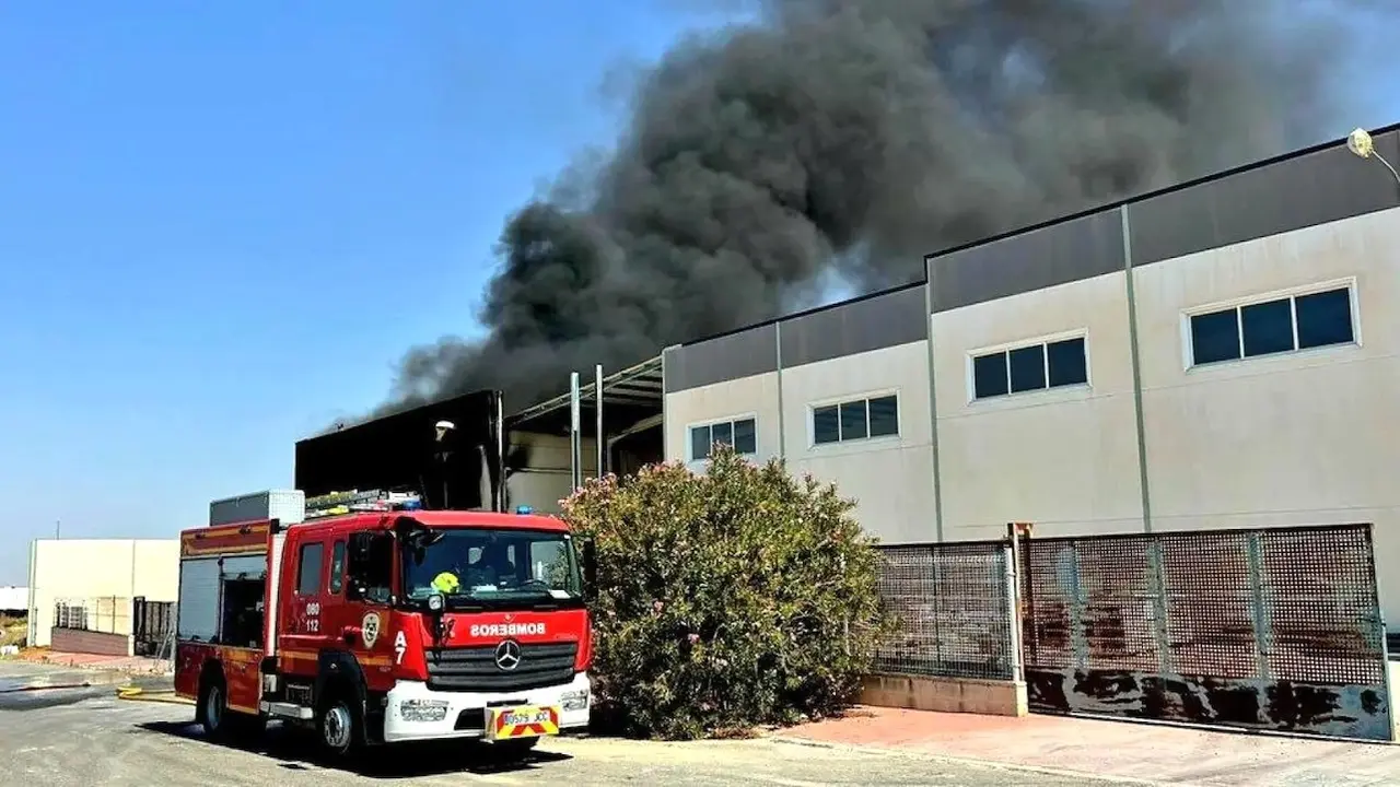 El incendio de una nave en Chinchilla de Montearagón (Albacete) motiva a desalojar otras en preventivo