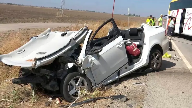 Dos muertos en el choque frontal de un autobús y un coche, colisión, accidente de tráfico,