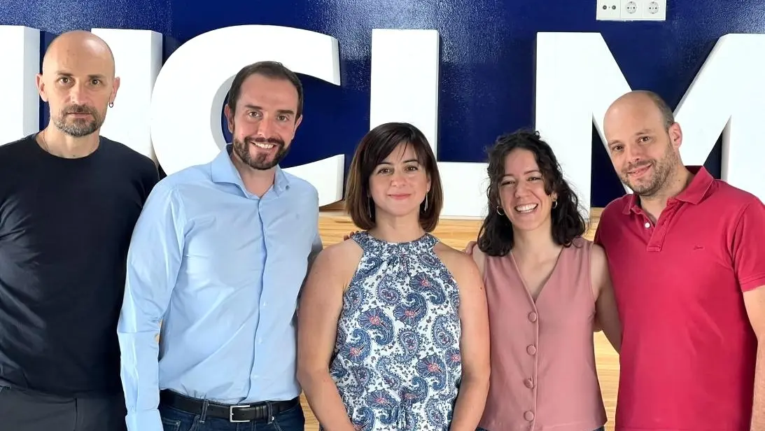 El director de la Agencia de Investigación e Innovación, José Antonio Castro, ha visitado el proyecto de investigación sobre nuevas terapias basadas en nanotecnología, que se desarrolla en la Facultad de Farmacia del Campus de Albacete de la UCLM