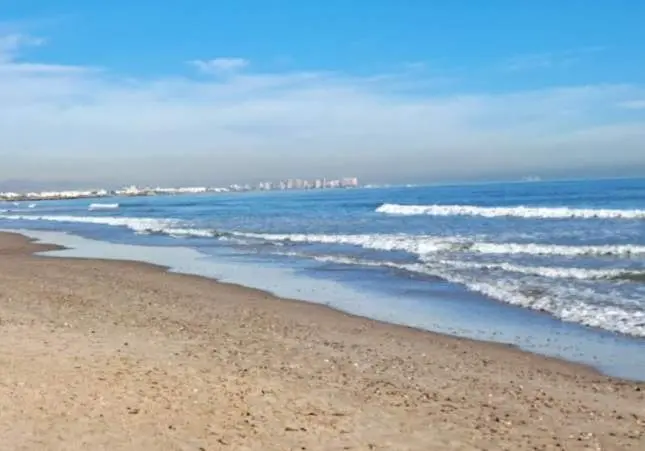 Brutal violación: viola a una chica en la playa e intenta ahogarla cuando pide ayuda
