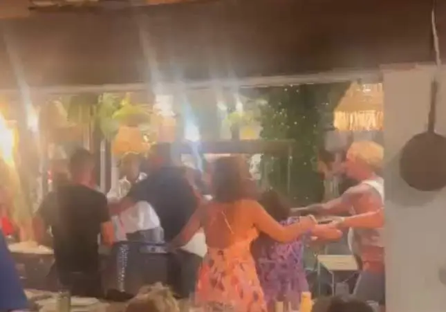 VIDEO. Una pelea en un bar entre clientes y camareros acaba con un herido