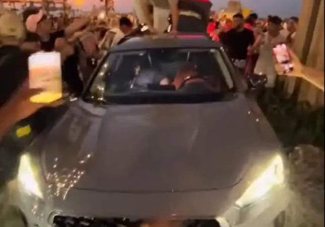 VIDEO. Un turista ebrio estrella su coche contra una rotonda y montan una fiesta