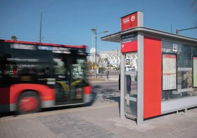 Olvidan a sus hijos en el autobús, se percatan y los persiguen 40 minutos en taxi