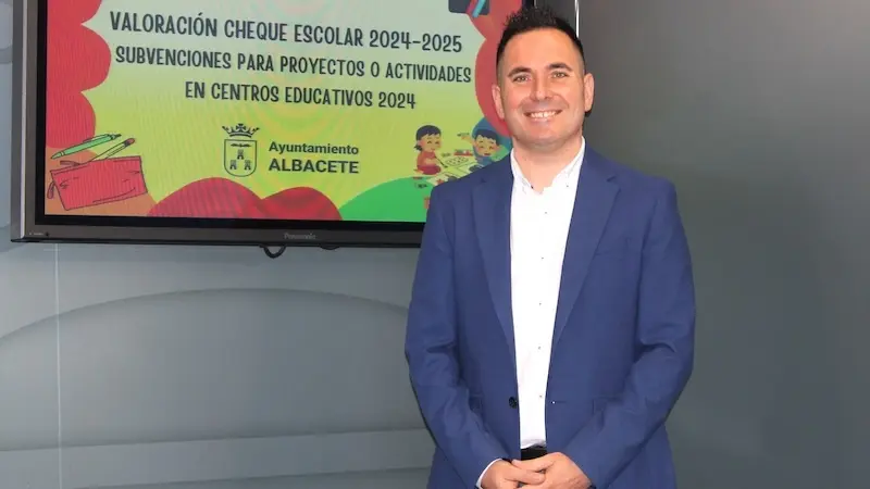 El concejal de Educación del Ayuntamiento de Albacete, Pascual Molina, ha informado de las ayudas del cheque escolar