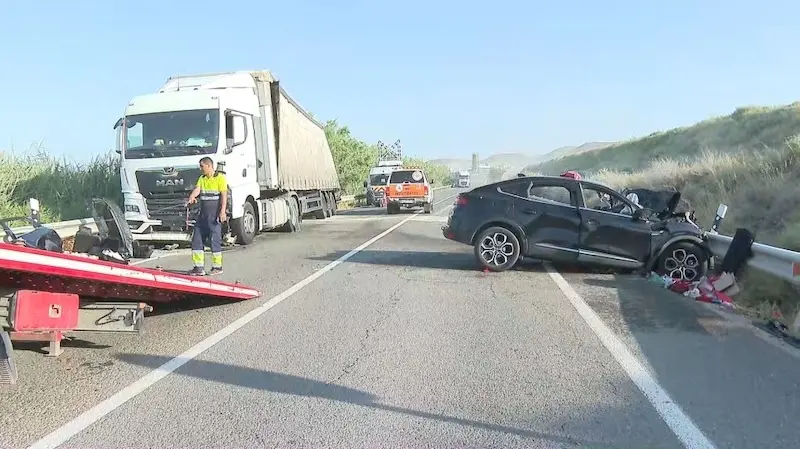 Muere el conductor de un turismo tras chocar frontalmente con un camión