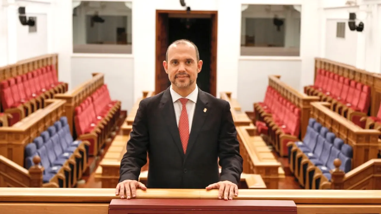 El presidente de las Cortes de Castilla-La Mancha, Pablo Bellido, posa en el salón de plenos del Parlamento regional