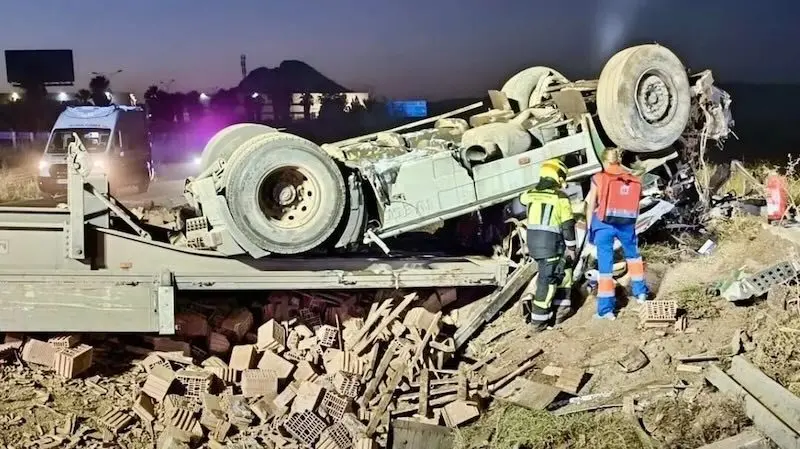 Muere un camionero de 35 años tras salirse de la vía y volcar su vehículo, camión