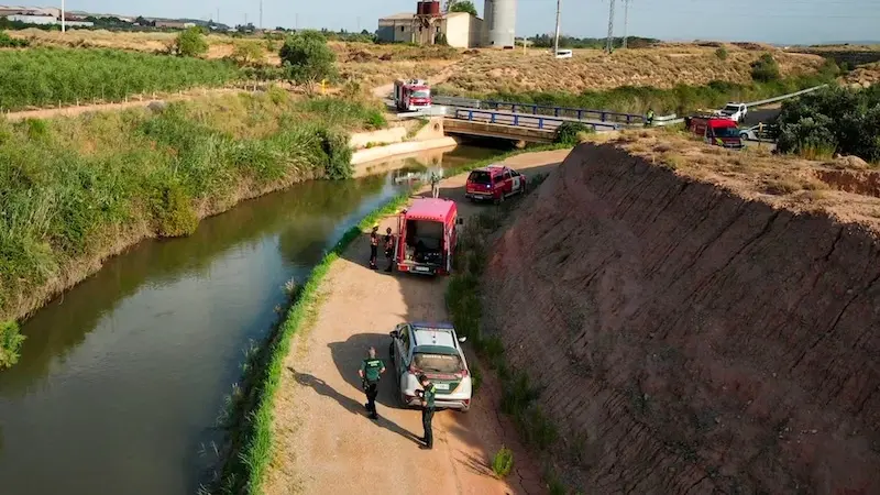 Hallan el cadáver de un hombre flotando en extrañas circunstancias en un canal