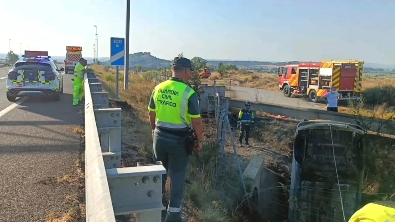 Tres muertos tras salirse de la vía y volcar el turismo en el que viajaban, accidente de tráfico, salida de vía,