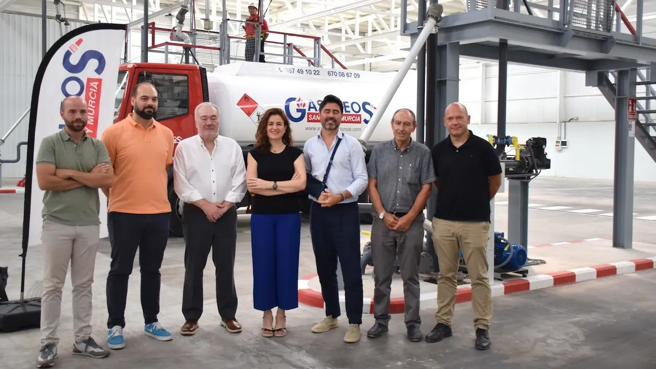 La viceconsejera de Empleo, Diálogo Social y Seguridad y Salud Laboral, Nuria Chust, visita las instalaciones de la empresa Sánchez y Murcia en Albacete