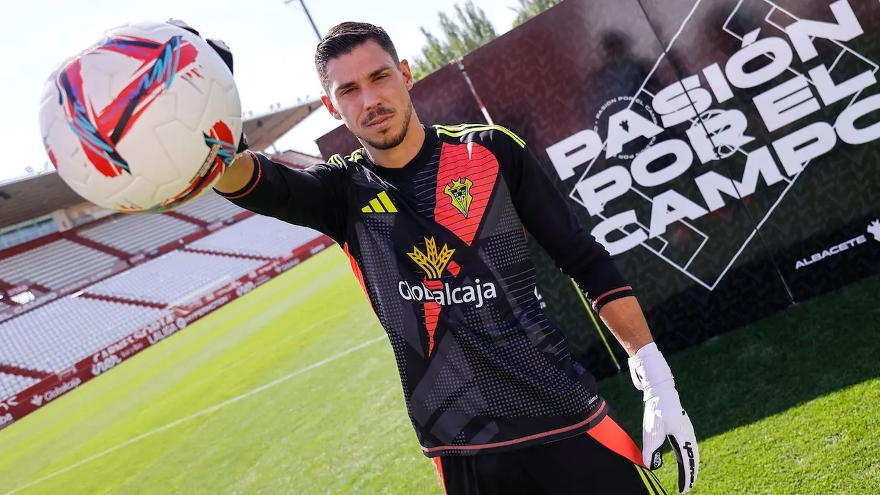 El portero Raúl Lizoain, en su presentación como nuevo jugador del Albacete Balompié