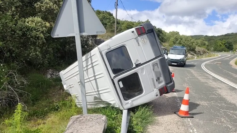 Imagen de archivo de un accidente de tráfico con una furgoneta implicada volcada tras salirse de la vía