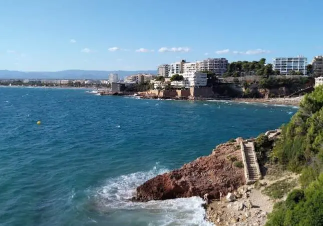 Muere un hombre embestido por una embarcación mientras se bañaba en la playa