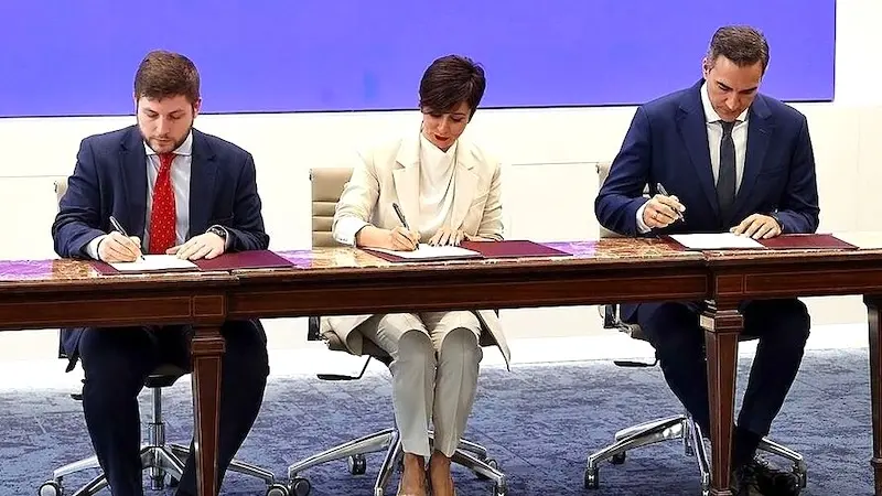 La ministra de Vivienda, Isabel Rodríguez (c), y el consejero de Fomento de Castilla-La Mancha, Nacho Hernando, en una imagen de archivo firmando un convenio