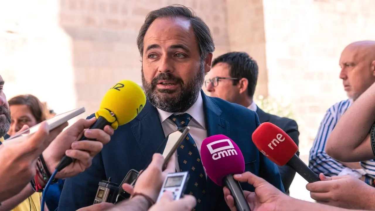 El presidente del PP de Castilla-La Mancha, Paco Núñez, atendiendo a los medios de comunicación este jueves en Toledo - EP/Juan Moreno