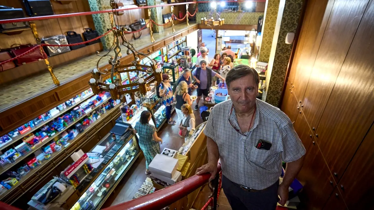 La papelería librería Loeve, de Talavera de la Reina (Toledo), cierra sus puertas tras 72 años de actividad ininterrumpida. En la imagen, el propietario, Andrés Loarte - EFE/Manu Reino