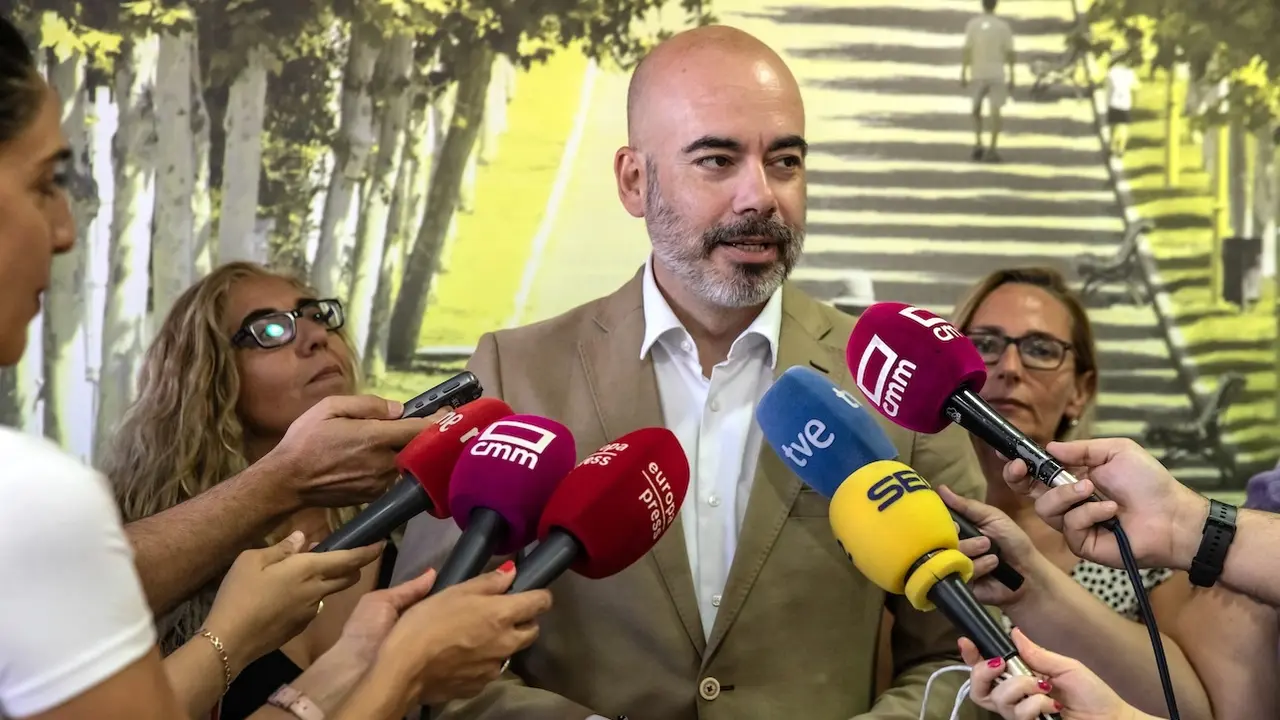 El director general de Recursos Humanos y Transformación del SESCAM, Iñigo Cortázar, realiza una visita al Centro de Salud de Buenavista de Toledo