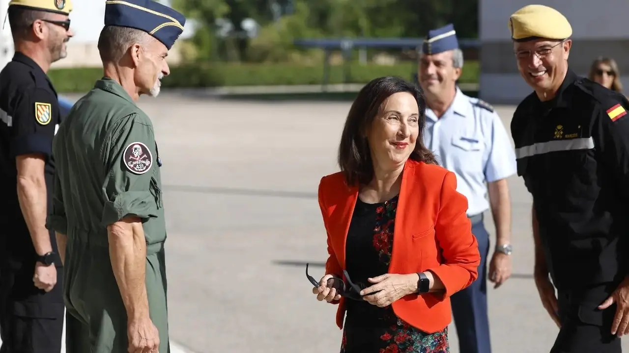 La ministra de Defensa, Margarita Robles, visita la UME y celebra que este verano sea el que menos incendios ha tenido en una década