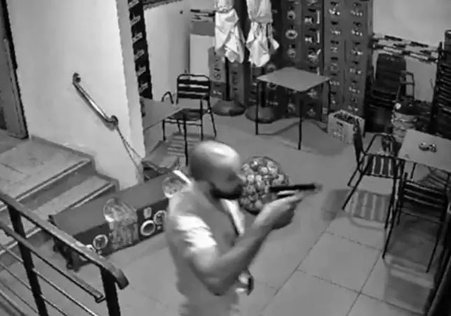 VIDEO. Siembra el pánico en un bar con una pistola cuando se niegan a servirlo
