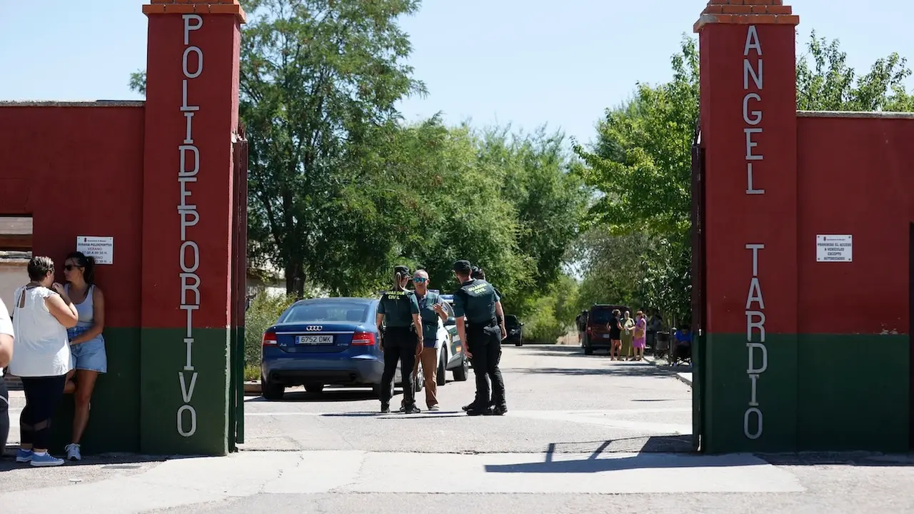Agentes de la Guardia Civil en la entrada al campo de fútbol de Mocejón (Toledo) donde un niño de 11 años ha sido asesinado este domingo tras ser agredido con un objeto punzante - EFE/Ismael Herrero