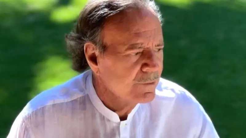 Ha muerto. Julio Iglesias devastado tras morir una persona muy importante para él