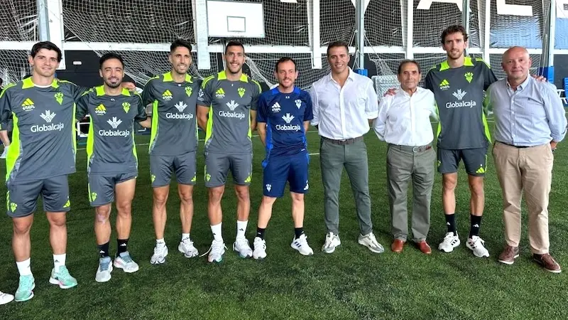 El director general de Juventud y Deportes, Carlos Yuste, durante la visita que ha realizado al entrenamiento del Albacete Balompié