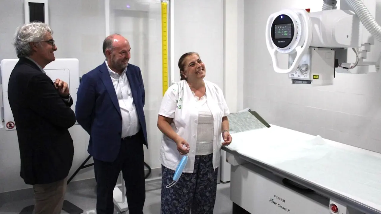 El director gerente del Sescam, Alberto Jara, ha visitado la nueva sala de radiología del Centro de Salud de Casas Ibáñez (Albacete)