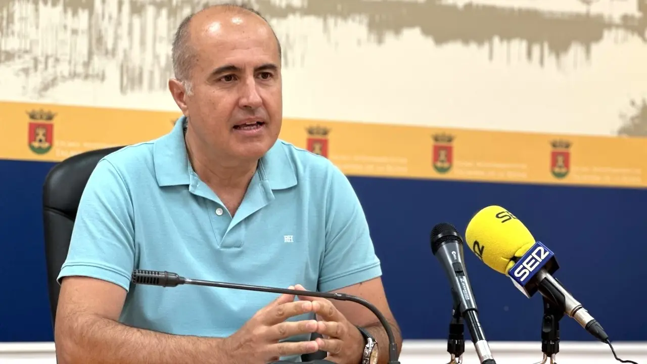 El portavoz del equipo de Gobierno del Ayuntamiento de Talavera de la Reina (Toledo), Jesús García-Barroso, durante la rueda de prensa que ha ofrecido en el Consistorio