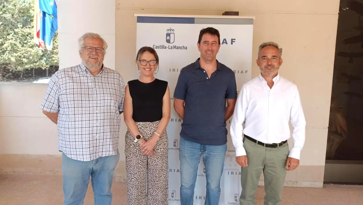 La viceconsejera de la Política Agraria Común y Política Agroambiental, Gracia Canales, durante una visita al Centro de Investigación Agroforestal (CIAF) de Albaladejito, en Cuenca