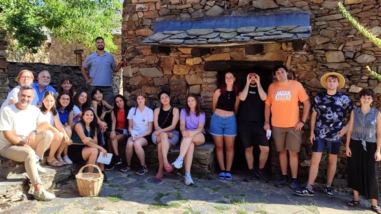 Umbralejo (Guadalajara) recupera su carbonera gracias al trabajo de jóvenes voluntarios